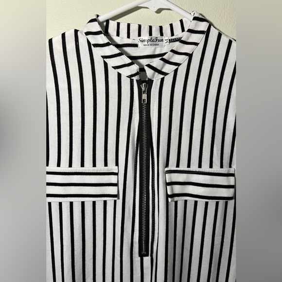 Like NEW: Simplefun Black and White Short Sleeve Zipper Top! Size medium. - Picture 4 of 12